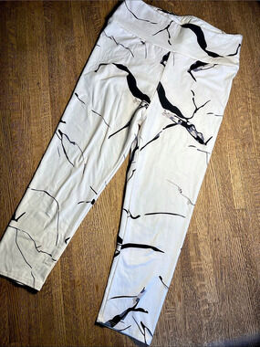 White and Black Abstract Pattern Leggings Size S/M